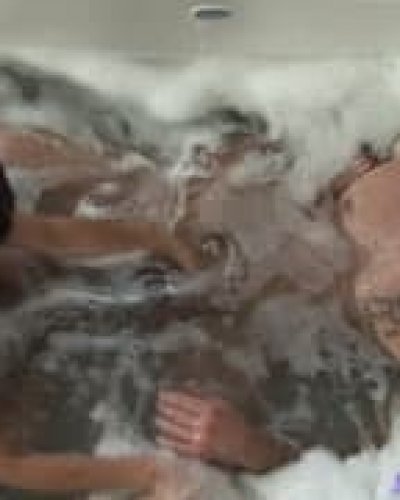 Asa Akira é magnifica na banheira